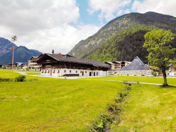 Pertisau-pueblo-bonito-en-Karwendel-don-viajon-turismo-aventura-en-la-naturaleza-tirol-austria